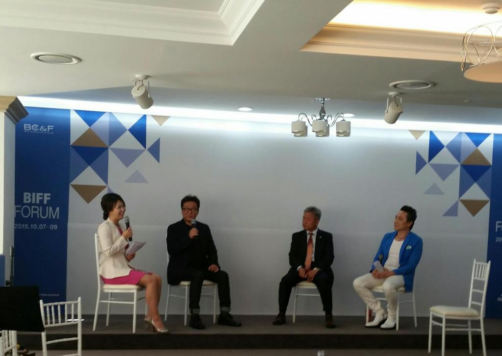 새마을문고부산시지부(회장 문병기)와 경성대학교독서교육문화연구소(소장 이종문) 주최로 2015년10월 9일 동서대학교 센텀캠퍼스17층에서 국제시장의 영화감독 윤제균감독을 모시고 영화도서포럼을 개최중이십니다.