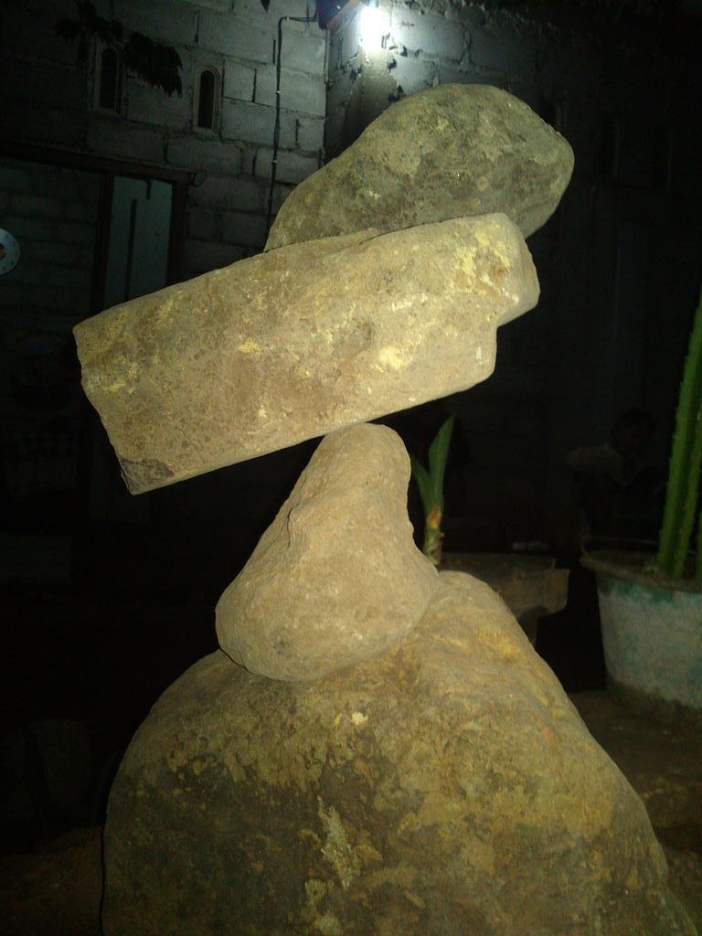 semarangpeduli's tweet photo. Balancing stones http://t.co/LaaFX3lRJu