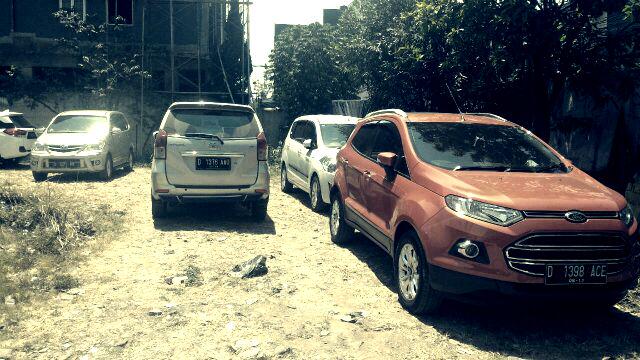 Ini jalan ya? :| “<a href="/nnnaufal/">Muhammad Naufal H</a>: Dear avanza driver, udah parkir ditengah jalan, handbrake pula -,- #parkirlubangsat ”