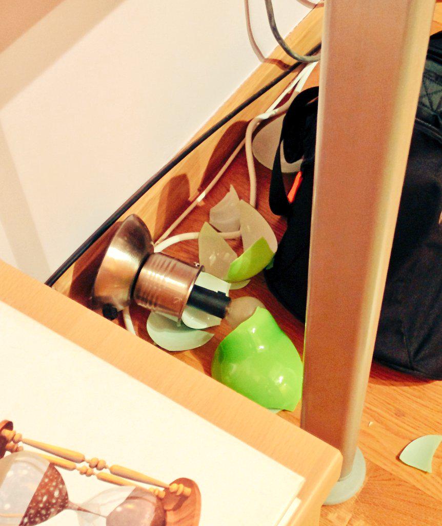 cabokabo's tweet photo. Esto es lo q pasa cuand te qdas dormido con el mvl n la cama y suena el dspertador x la mañana... #crash http://t.co/duGVEJBEJI
