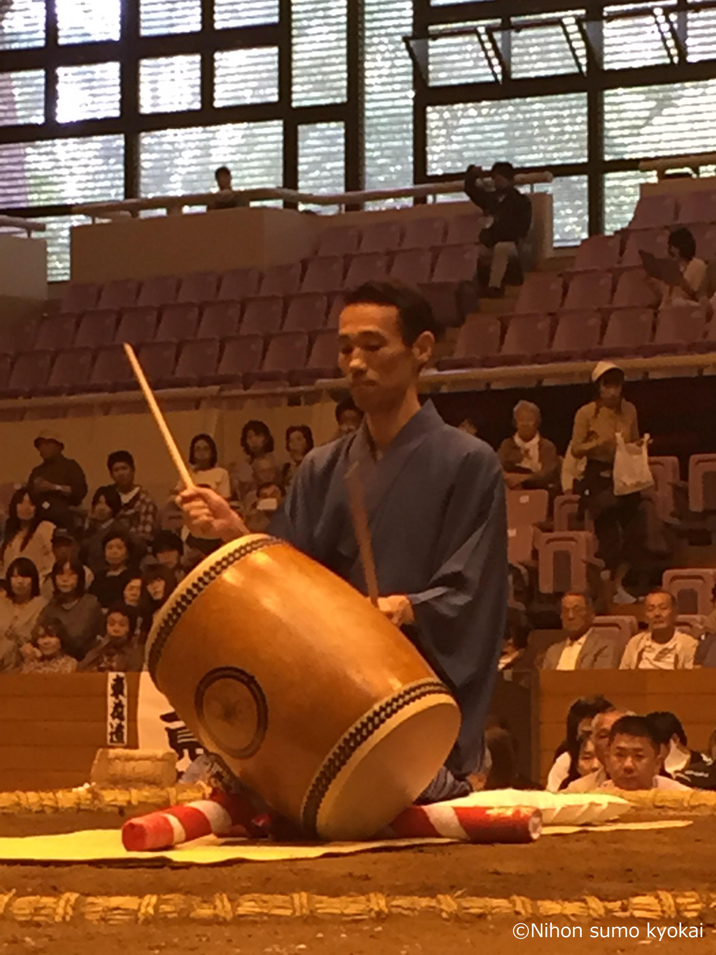 日本相撲協会公式 九月場所 いよいよ千秋楽 厚木場所 櫓太鼓打分 呼出 旭 髪結い実演 遠藤 床山は床幸 明日は埼玉県 さいたま市浦和駒場体育館で巡業が行われます Sumo Http T Co Xr9wawllhl Http T Co Ouwwtpmjnr Twitter