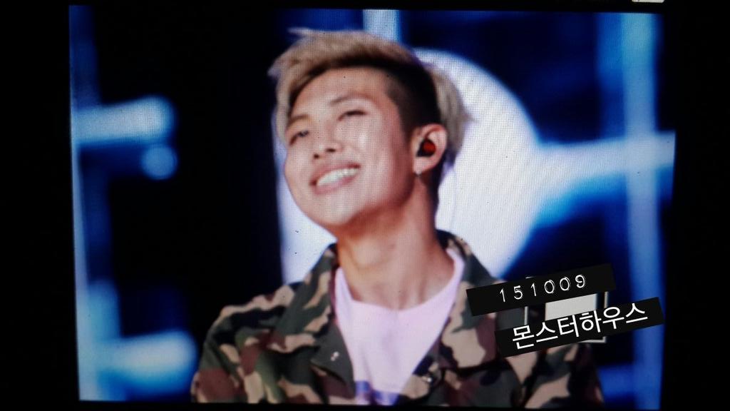 940912_'s tweet photo. 151009 뮤뱅 #랩몬스터 #남준 @BTS_twt 마지막은 오빠 보조개미소로~♡ 내 폰 배터리는 2퍼 오빠 미소는 2뻐 http://t.co/XnITZ0NQzb