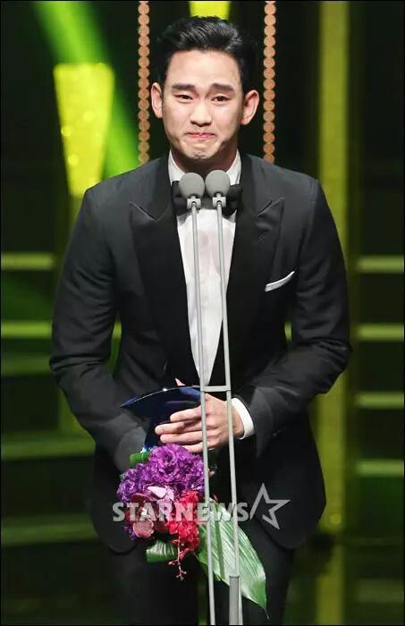 TheDramaKorea's tweet photo. Kim Soo Hyun meraih Daesang (penghargaan tertinggi) di "Korean Drama Award 2015" yang digelar hari ini. http://t.co/vR2l9FDGqK