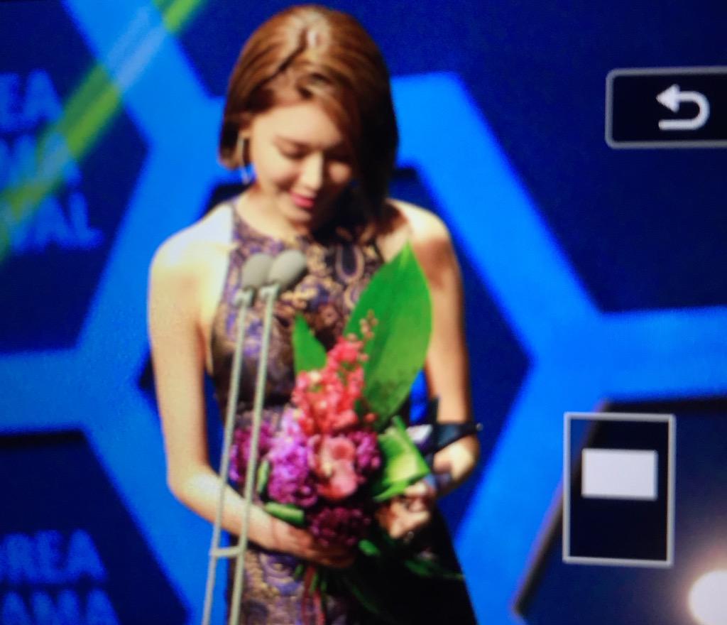 [PIC][09-10-2015]SooYoung đảm nhận vai trò MC cho "2015 Korea Drama Awards" + Nhận giải "Female Excellence Award" vào hôm nay CQ33z6gUAAAHIai