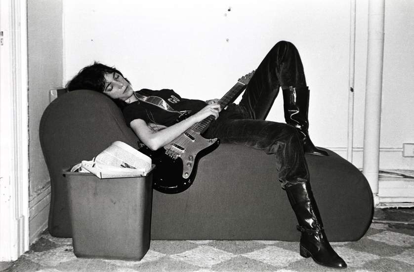 jean_anyways's tweet image. #TGIF 
#PattiSmith Taking a nap with her 1st electric guitar, a Fender Duo-Sonic... (1976) 
photo by #LynnGoldsmith