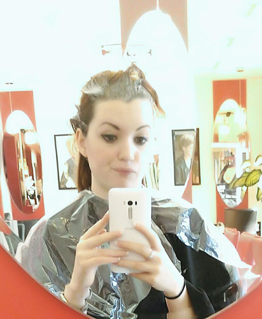 chelxie's tweet image. Il a commencé à faire ma couleur et il est parti ca fait 10 minutes c'est normal?