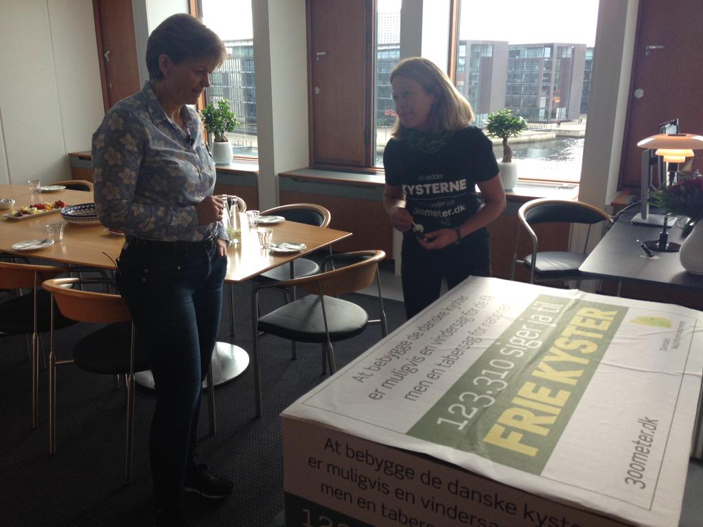 DanmarksNatur's tweet image. @EvaKjerHansen modtager 123.310 underskrifter for frie kyster #dkgreen #dkpol