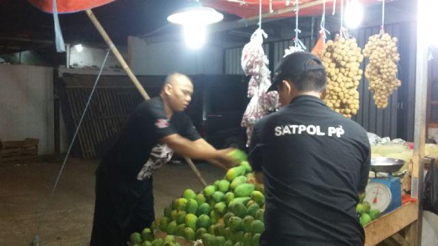 Pnrtibn pdgng buah2n yg berjualn d trotoar/ d atas salurn air di ciganea jtlhr <a href="/DediMulyadi71/">Kang Dedi Mulyadi</a>. <a href="/satpolPP_Pwk/">SatpolPP_Purwakarta</a>