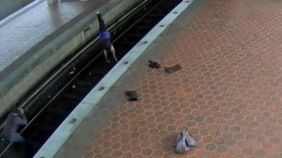 A3Noticias's tweet photo. Detenida por practicar yoga en plenas vías del metro de Washington para hacerse fotos http://t.co/KyLdNkzgMn http://t.co/Dhy34F3Nvt