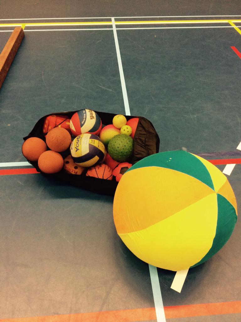 Peutersportdag Combiwel, wij staan klaar voor de opwarming in Sporthallen Zuid! #weekvandeopvoeding