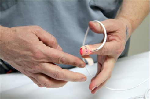 IEEEembs's tweet photo. "New portable device counts leukocytes through the skin" Great research presented at #EMBC15 http://t.co/aRP4eVCBHf http://t.co/QbWxLv9sow