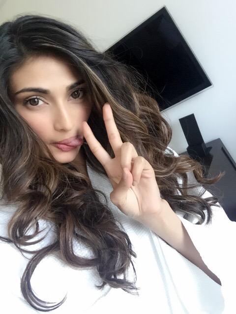 theathiyashetty's tweet photo. Getting ready!! ✌️😜 http://t.co/Qxkz1tRZl5
