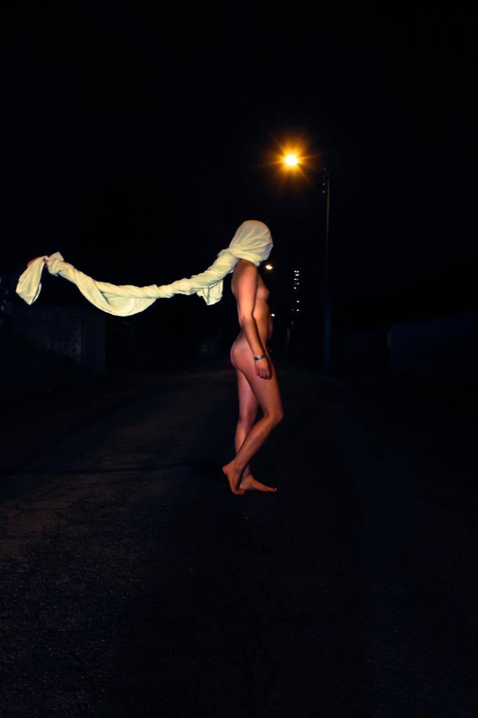 adrienLBT_'s tweet photo. #walk #street #photography #magritte #hommage #nu #naked  #PFW #culturels #expo (crédit @adrienLBT_ ) http://t.co/8d2LIjB3Aj