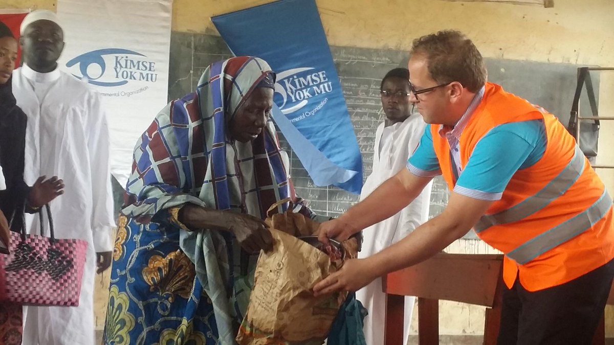 kym_fr's tweet photo. Les #AidesHumanitaires ont été distribuées dans un établissement scolaire #Rwanda. @kimseyokmu L’Adresse du Bonheur! http://t.co/3xksbHmBil