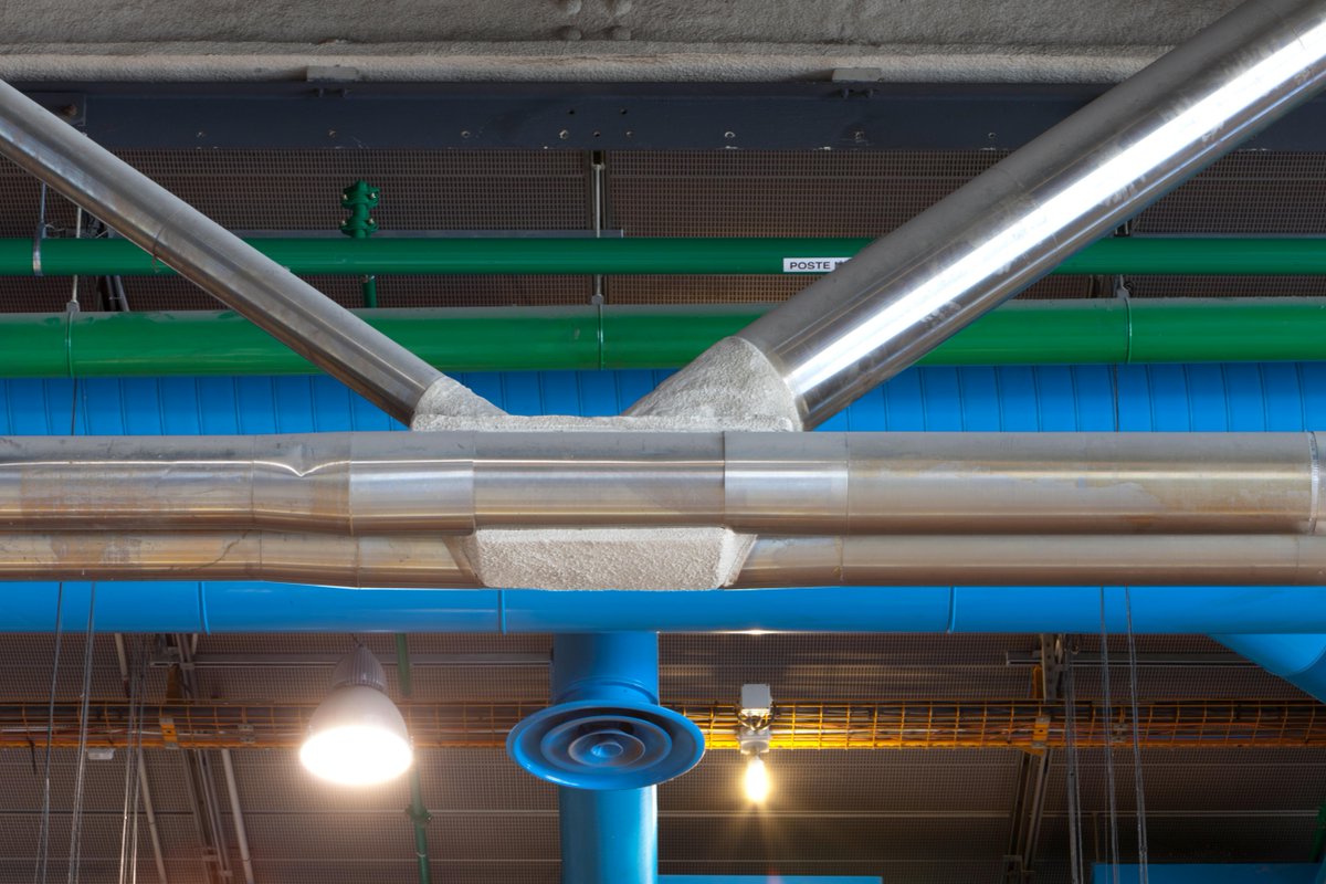 CentrePompidou's tweet photo. L'ossature, les tripes et les artères sont exposées en plein air, rien n'est caché, tout est montré #Archiweek. http://t.co/IajKRWff5t