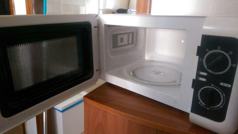 MeLoVendoTo's tweet photo. En #ComplementosDelHogar encontraréis microondas como este http://t.co/SQG4CN5EWT ¡Bien bonico que es! http://t.co/RvnjWGDm1J