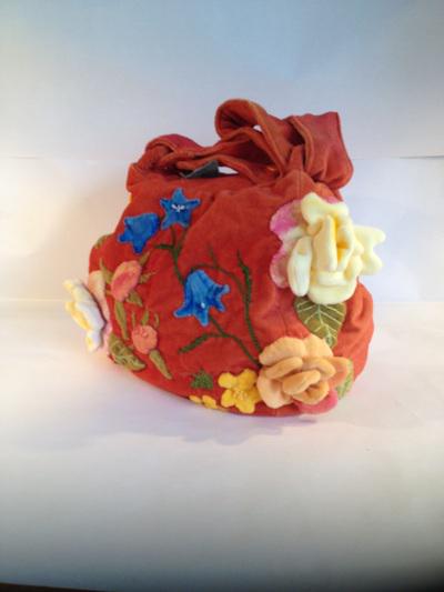 JardindeMaud's tweet photo. Bluebells and buttercups @JardindeMaud 
#Cotton #embroidery #velour #textiledesigners #hancrafted #bags #norway #art http://t.co/eB47s5304O