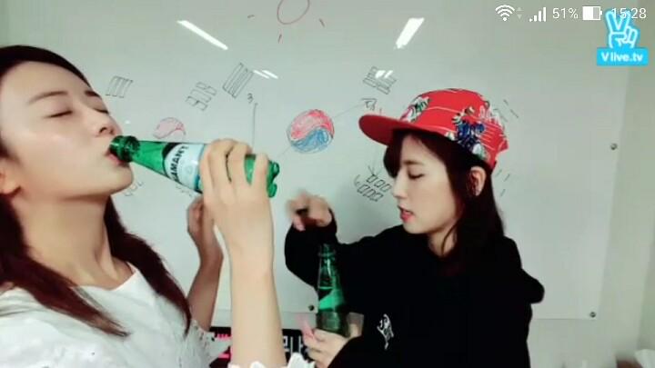 L2sicG's tweet photo. เออเมื่อวานที่โชบมโฆษณาน้ำ ดูท่าดื่ม บมเป็นผู้ดีอย่างไม่น่าเชื่อ ในขณะที่พี่รง..... http://t.co/V7e9egWKjX