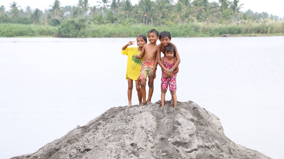 "Nasira po yung bahay namin," sagot ni Carol na nakangiti. #YolandaPH #KwentoNgPagbangon2015 goo.gl/3Te8YO