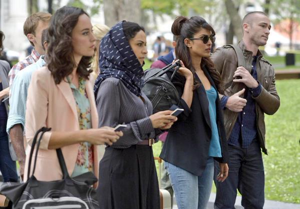 QuanticoFans's tweet photo. Oh wait 👀 that's the whole cast! ok 🙈 #Quantico 
#AlexParrish #RyanBooth http://t.co/OCJJfxK6CW