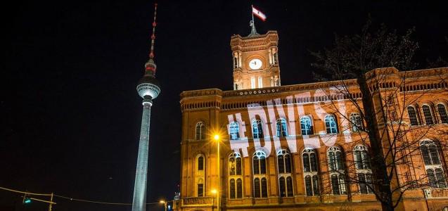 utopia's tweet photo. Echt klimaneutral: Berlin soll endlich aufhören in Kohle, Gas & Öl zu investieren! #4utopia https://t.co/QzUYdgGpOo http://t.co/u0KFOaMF9b