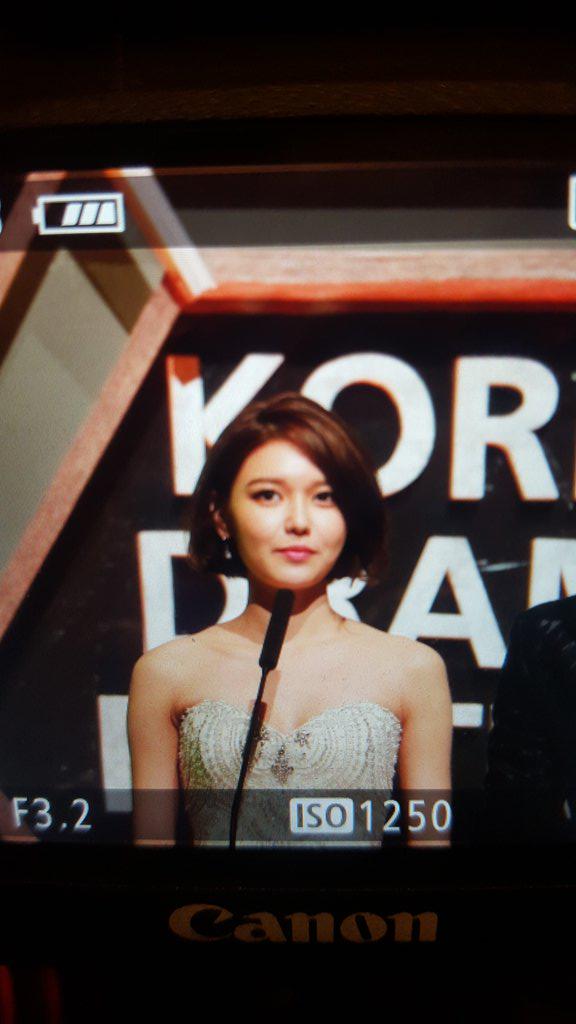 [PIC][09-10-2015]SooYoung đảm nhận vai trò MC cho "2015 Korea Drama Awards" + Nhận giải "Female Excellence Award" vào hôm nay CQ3U_GyUEAALhYJ