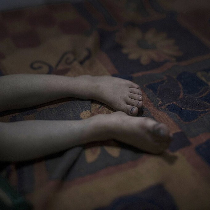 20m_genteytv's tweet photo. Los niños de Siria: dormir agarrando las maletas http://t.co/uGJynQEfA0 #Sputnik por @MariaMercromina #refugiados http://t.co/OuSODS9sCH