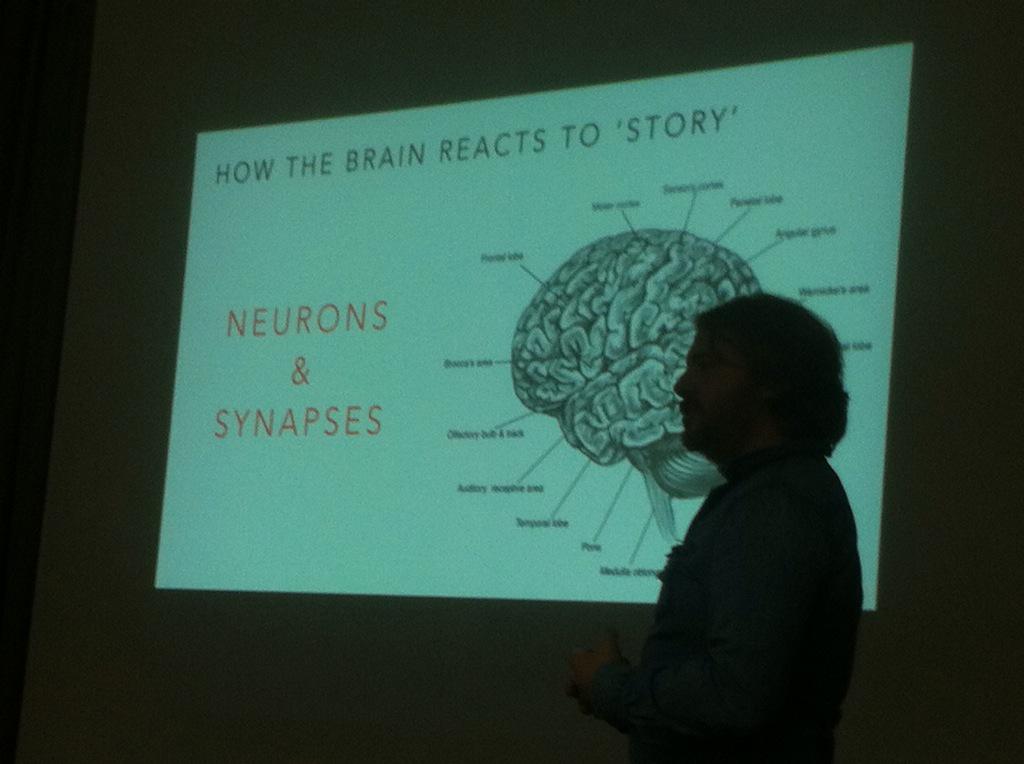 quepo_org's tweet photo. Hoy en #MDMDcrosstraining con @ProjecteFAM viendo la reacción del cerebro con una historia interactiva #medimed2015 http://t.co/prKsK3kDij