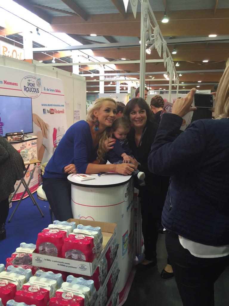 En direct du <a href="/SalonBabyFr/">Enjoy Family</a> <a href="/Elodiegossuin/">Elodie Gossuin 🦄🍼👑</a> ambassadrice de <a href="/EauMontRoucous/">Eau Mont Roucous</a> #seancededicace