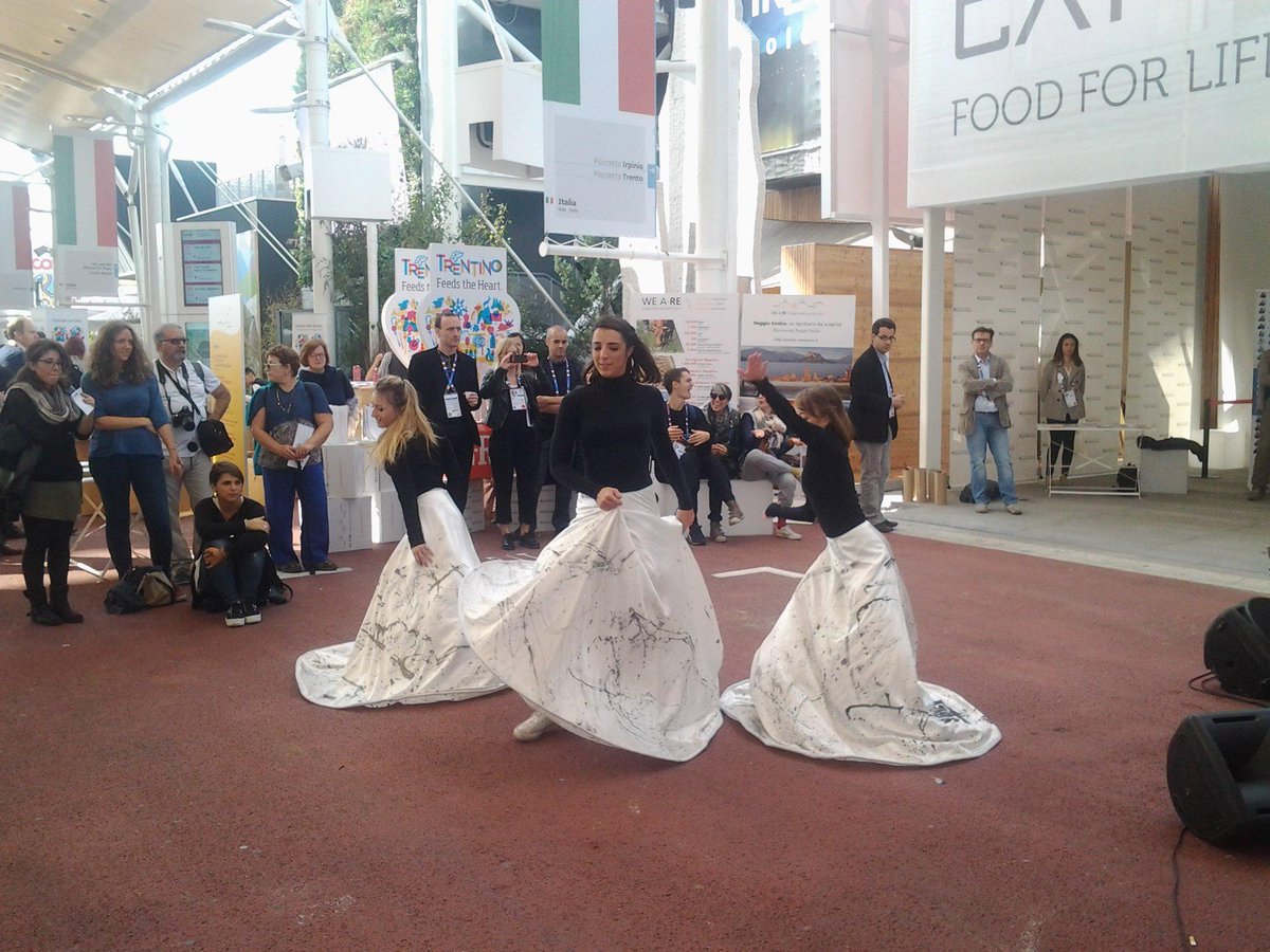 turismo_RE's tweet photo. #ReggioaExpo i ballerini di let's dance e sprecosistema in #PiazzettaER! #reggioexpo2015 #expogram #expo2015 http://t.co/9aXGNrnxoT