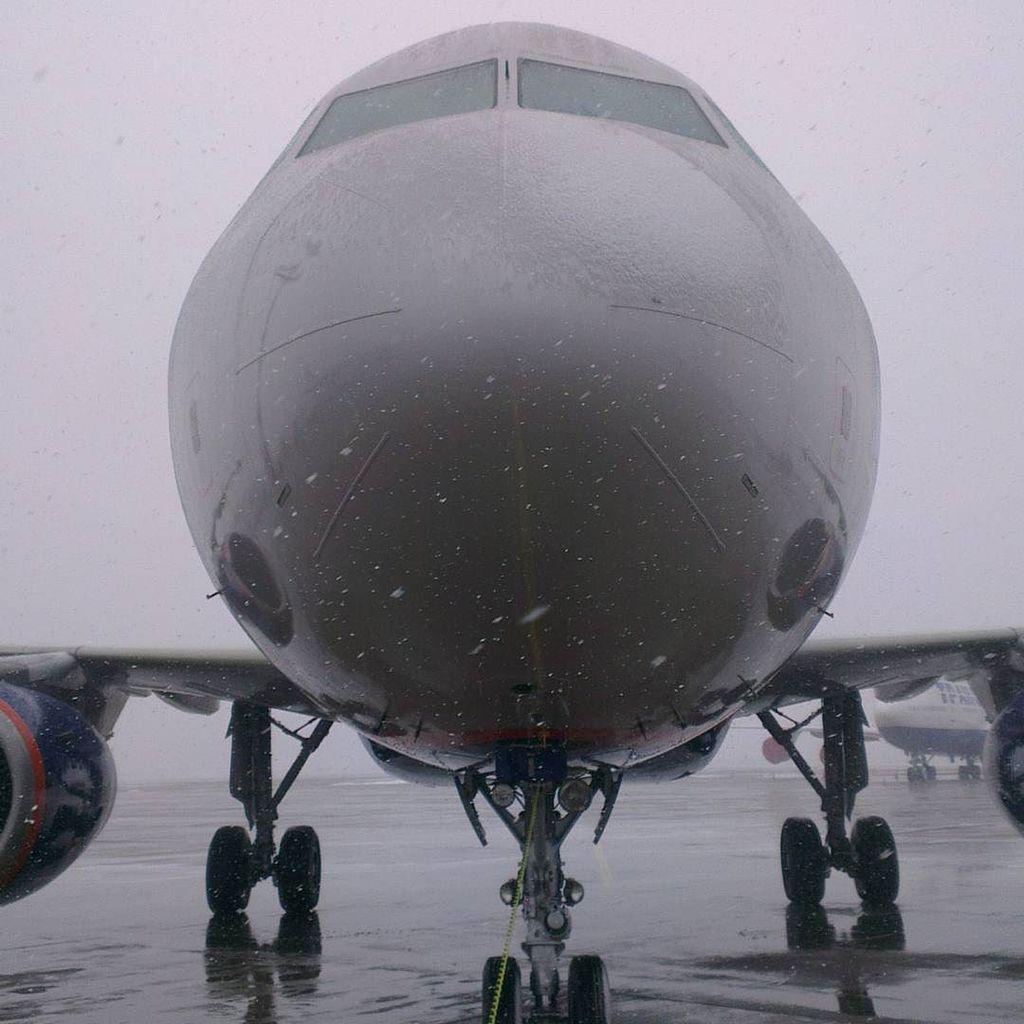 VKO_airport's tweet photo. #donavia , #readystart весной такая погода будет казаться жарой,но после лета ветер со снегом это нечто:-) #VKO http://t.co/GIAW3VO6HO
