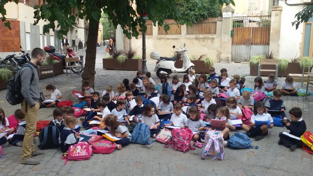 JuliaLabandeira's tweet photo. Visitem el mercat de Sarrià!!!! @colemontse @el_sr_Bennett @auroramcedres  i el Juli! http://t.co/p8vJqb8oqv