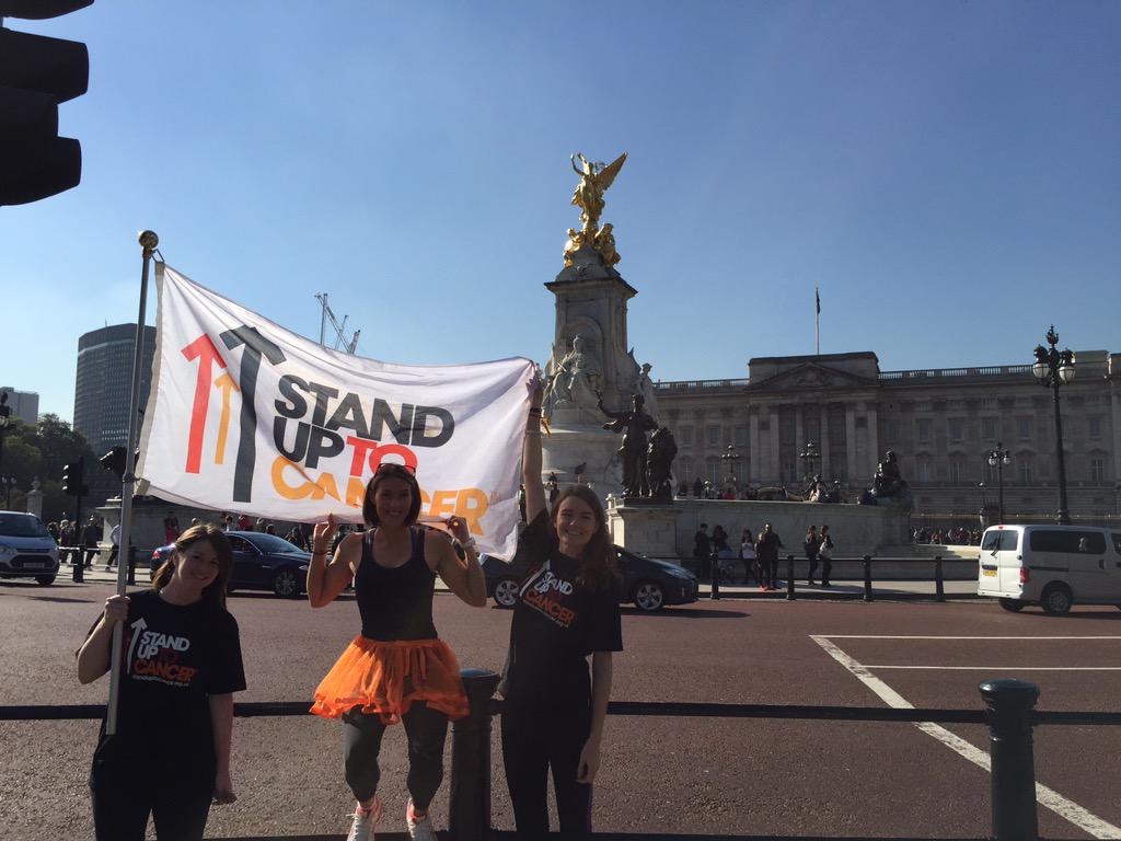 CRUKEventsLDN's tweet photo. Raising the flag at #buckinghampalace #SU2CRelay http://t.co/kFSJbYsNgw