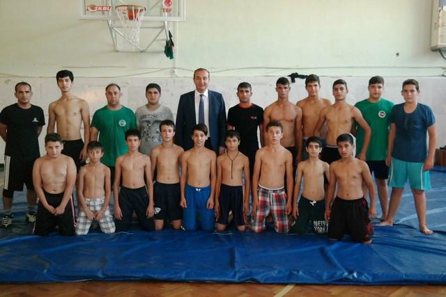medya01com's tweet photo. BAŞKAN ALEMDAR ÖZTÜRK’TEN GÜREŞÇİLERE MORAL ZİYARETİ @Alemdarozturk http://t.co/FYkSIhvExB http://t.co/VxkMeecDZL