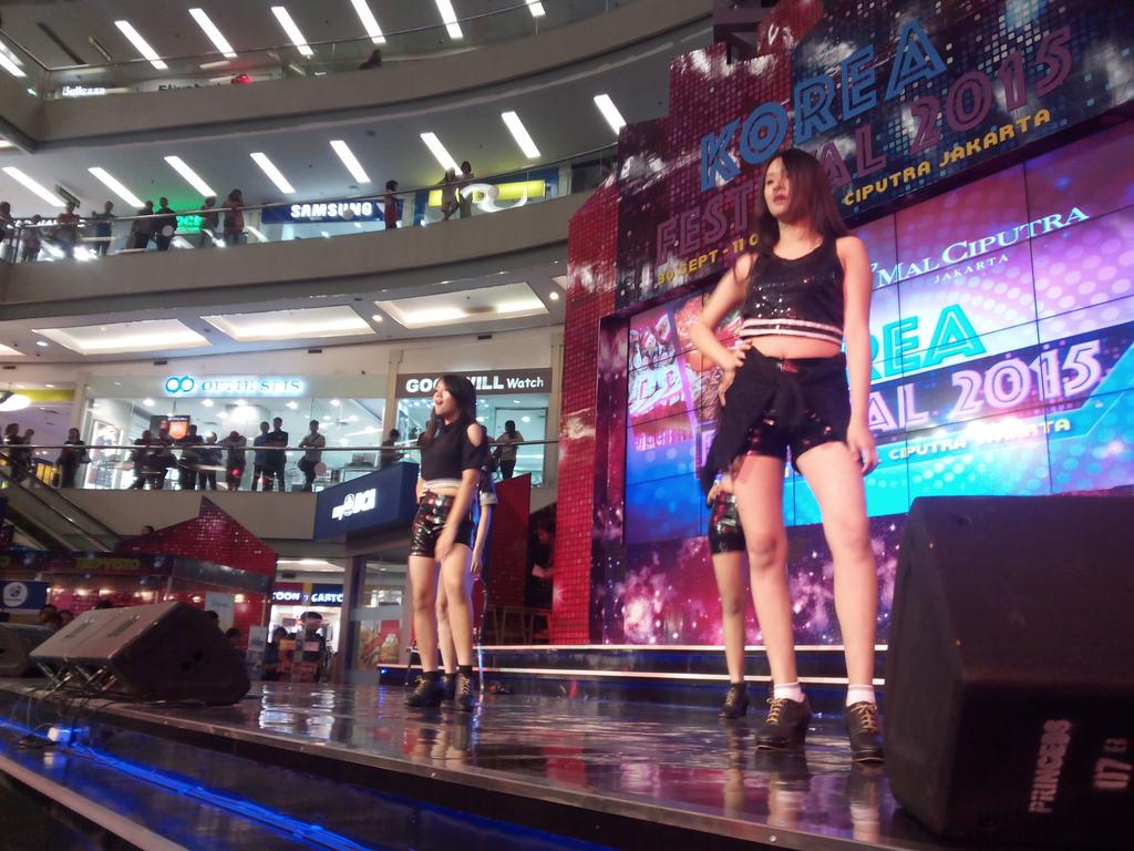 Sekarang <a href="/PhoenixFlava/">Phoenix Flava</a>. Sexy cantik keren &gt;,&lt;
Mereka salah satu Reff talent loh.