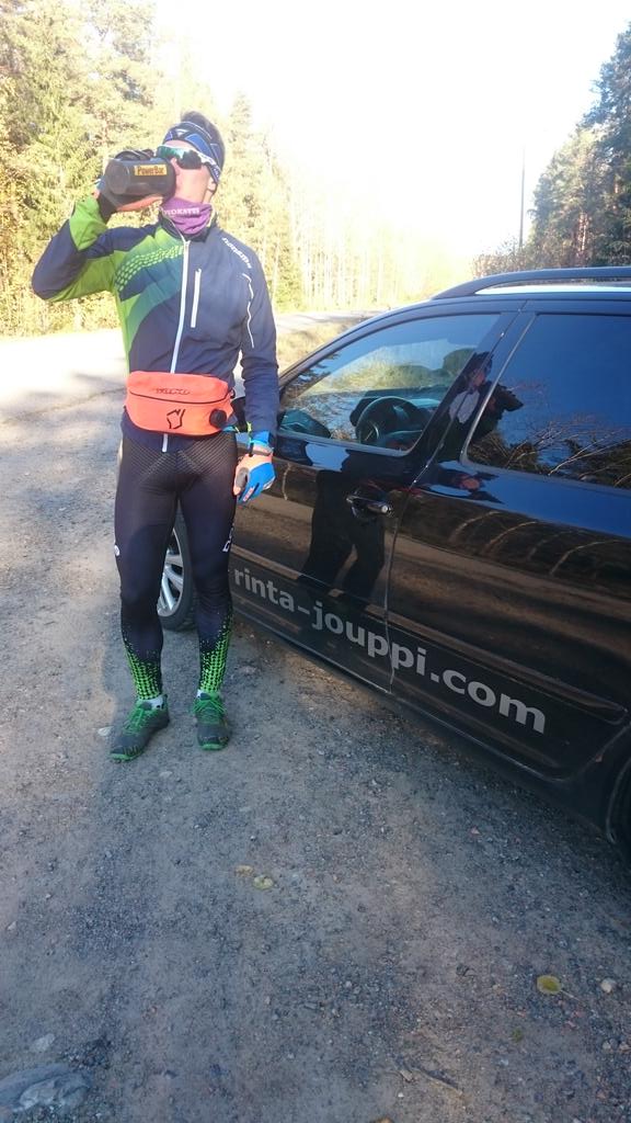 Kotikonnuilla nuoruuden ajan sauvarinnettä rummuttamassa #Öjberget