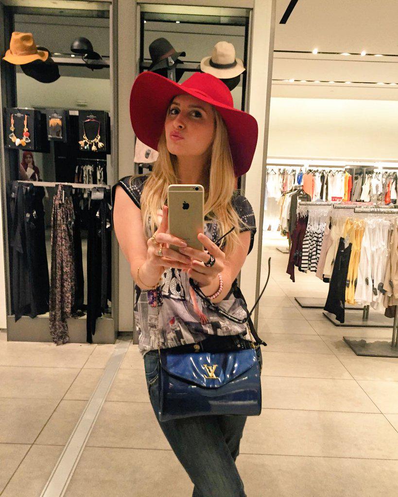 #الباربي #كنزة_مرسلي تمارس الهوية
المفضلة لدى كل النساء " الشبونج "
 <a href="/Kenza_Morsli/">Kenza Morsli</a> 
 #KenzaMorsli