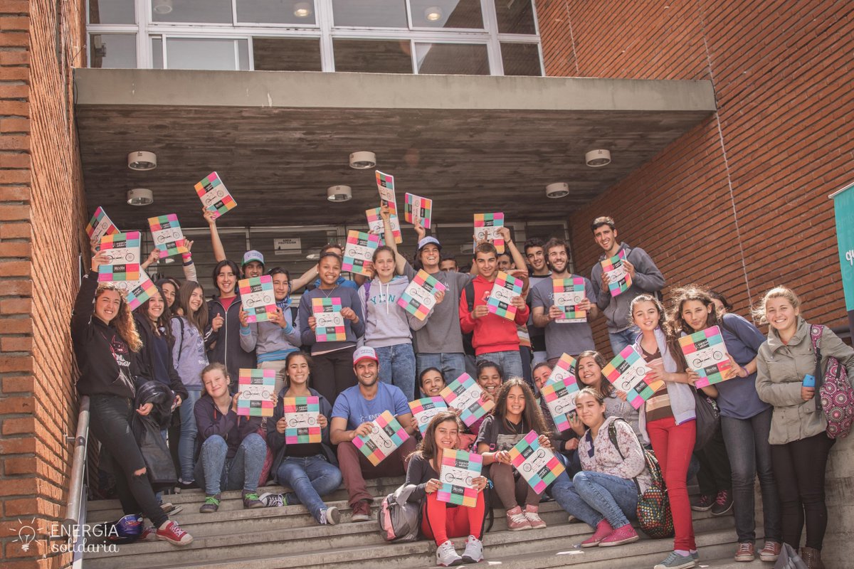 e_solidariauy's tweet photo. Gracias UTU Florida ! Fue espectacular ver a los #Jovenes con sus #Cuadernolas Informativas ! #MásInfoMenosRiesgos http://t.co/cNFwS7T1h6