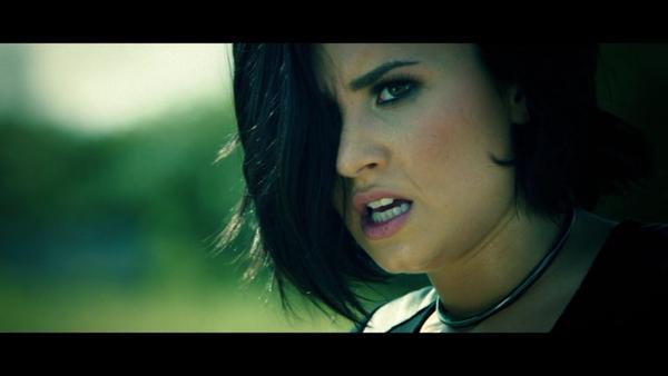 alexbreckenrily's tweet photo. COMO SOBREVIVER A VOCÊ #ConfidentMusicVideoTODAY http://t.co/g8927GWF8C