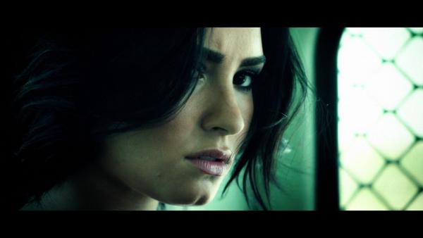 alexbreckenrily's tweet photo. COMO SOBREVIVER A VOCÊ #ConfidentMusicVideoTODAY http://t.co/g8927GWF8C