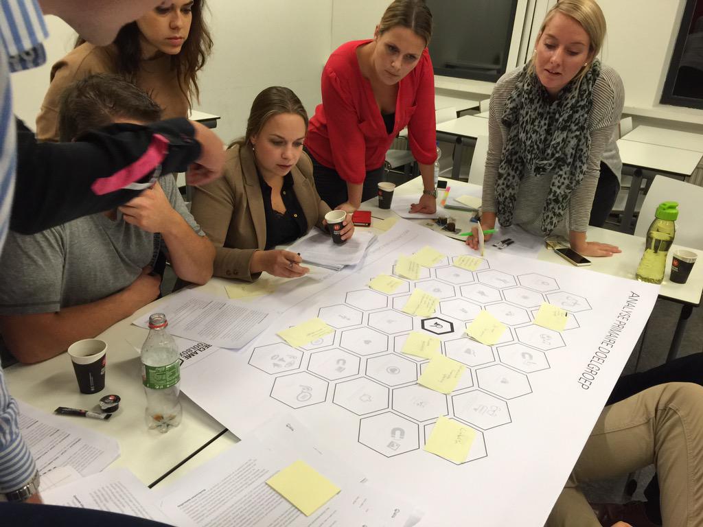 Reclametoolbox's tweet photo. Reclametoolbox workshop @AvansHogeschool. Na Avans Breda eerder deze week, gister in Den Bosch. #avans #reclame http://t.co/9H18kcUOxP