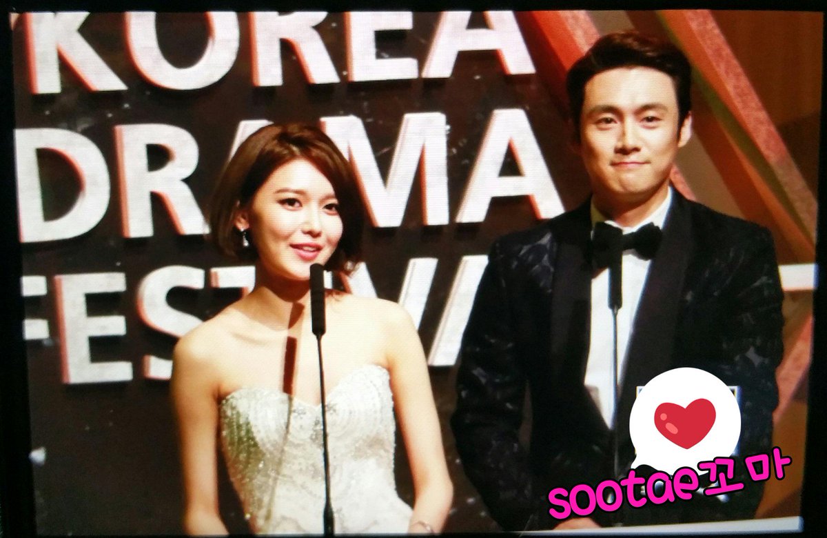 [PIC][09-10-2015]SooYoung đảm nhận vai trò MC cho "2015 Korea Drama Awards" + Nhận giải "Female Excellence Award" vào hôm nay CQ43gEyUwAAWIVW