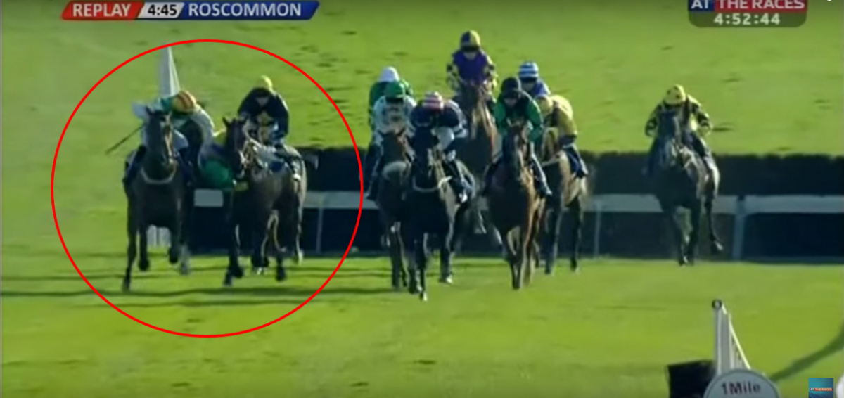 leparisien_turf's tweet photo. Un jockey sauve un concurrent en pleine chute (VIDEO) >>http://t.co/gfJqovDSb6 http://t.co/QZncPVyASY