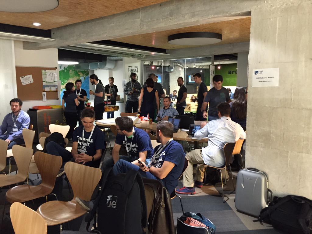trecks's tweet image. it&apos;s getting crowded at the #futurehacks Hackathon in Madrid #area31