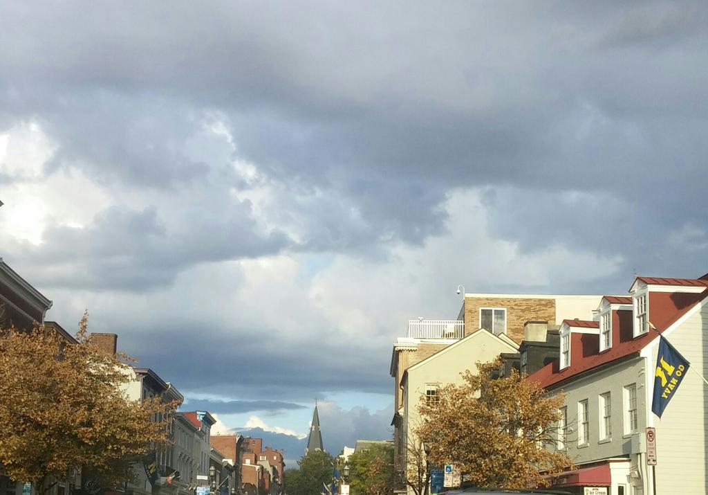 BeeprB's tweet photo. Cool sky above a busy Annapolis this morning. #Annapolis #usboatshow #historicannapolis #downtownannapolis #dta http://t.co/Myt499DwB1
