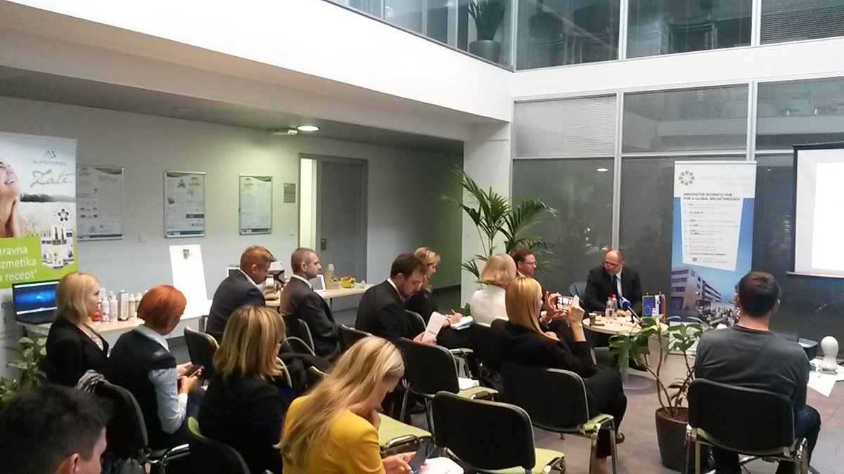 EKvSloveniji's tweet photo. Komisar @jyrkikatainen obisk v Sloveniji nadaljuje na srečanju s slovensko start-up skupnostjo. #StartUpSlo #TPLJ http://t.co/41an9gXqhd