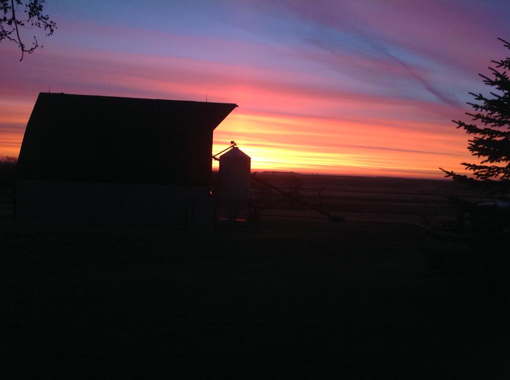 jnaylen's tweet photo. @LizPGlobal #SESASK #fallsunrises Can't beat our prairie sunrises! http://t.co/65UabwnIjP