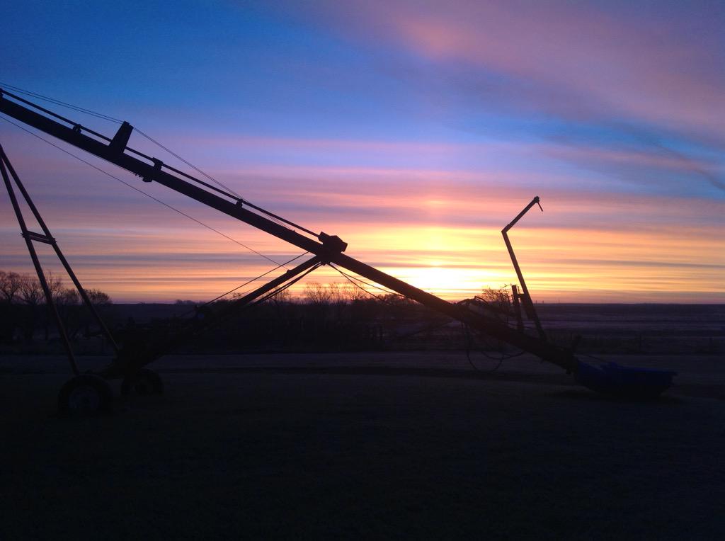 jnaylen's tweet photo. @LizPGlobal #SESASK #fallsunrises Can't beat our prairie sunrises! http://t.co/65UabwnIjP