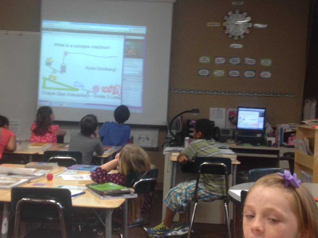 HancockRoom18's tweet image. Hanging out with @IXScience from across town!  #complexmachines #scienceisforeveryone