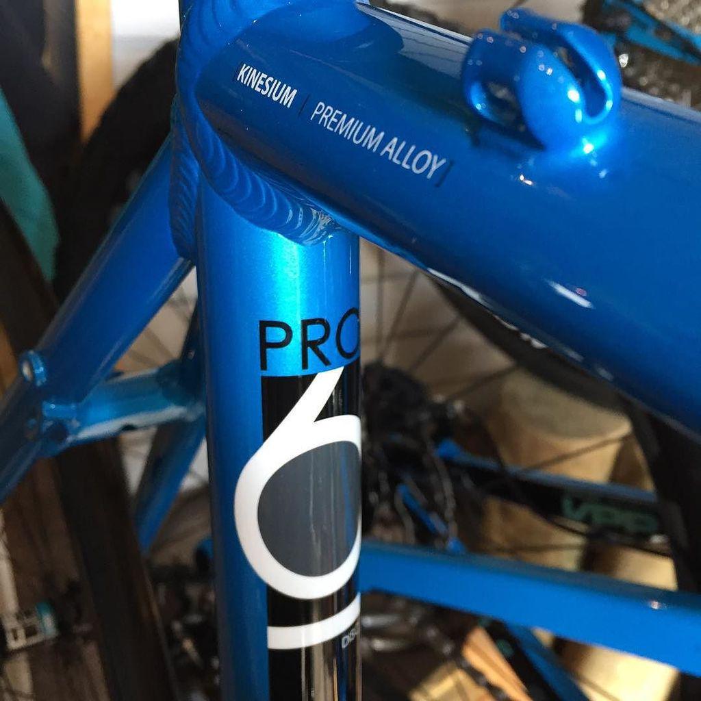 18bikes's tweet photo. New #pro6 in stock, lovely paint job on these! #kinesisbikes #wearecross #dirtydropbargoodness #crosslight #crossli… http://t.co/HKxpHJyo7z